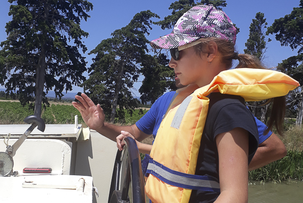 Vacances pour tous - colonies de vacances  - Itinérance en péniche - Un marin sur le canal du Midi