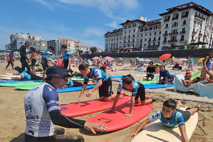 Vacances pour tous - colonies de vacances  - Hendaye - Surfeur d'Euskadi