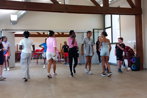 Vacances pour tous - colonies de vacances  - Saint-Priest-la-Roche - Breakdance attitude et graff